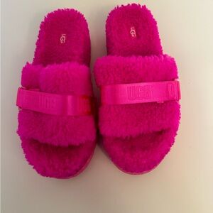 New without Tags Hot Pink Fuchsia Ug Fluffita Platform Slides